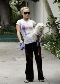 Hayden Panettiere feet photo thumbnail