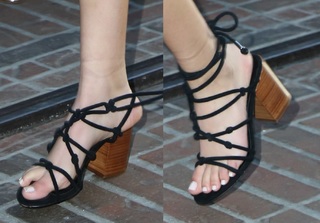 Victoria Justice feet photo thumbnail