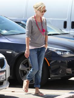 Reese Witherspoon feet photo thumbnail
