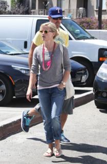 Reese Witherspoon feet photo thumbnail