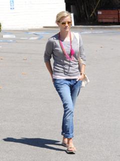 Reese Witherspoon feet photo thumbnail