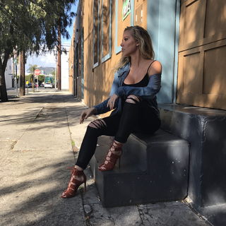 Kendra Wilkinson feet photo thumbnail