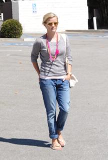 Reese Witherspoon feet photo thumbnail
