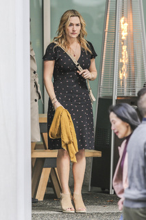 Kate Winslet feet photo thumbnail