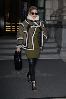 Fergie feet photo thumbnail