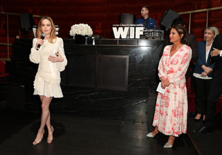 Brie Larson feet photo thumbnail