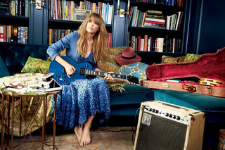 Taylor Swift feet photo thumbnail