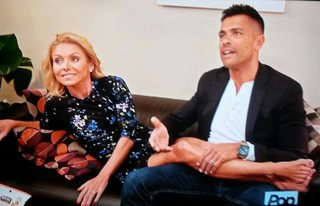Kelly Ripa feet photo thumbnail