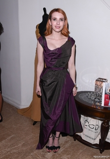Emma Roberts feet photo thumbnail