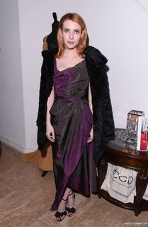 Emma Roberts feet photo thumbnail