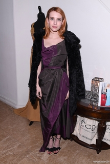 Emma Roberts feet photo thumbnail