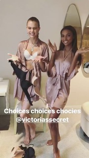 Josephine Skriver feet photo thumbnail