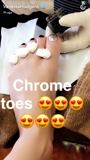 Vanessa Hudgens feet photo thumbnail