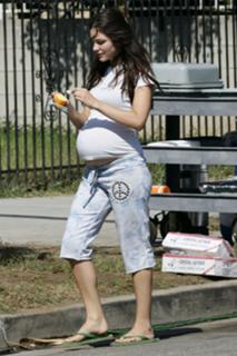 Katharine McPhee feet photo thumbnail