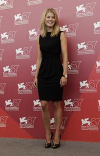 Rosamund Pike feet photo thumbnail