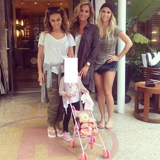 Jessie James Decker feet photo thumbnail
