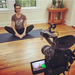 Adriene Mishler feet photo thumbnail
