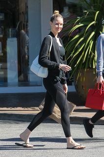 Paige Butcher feet photo thumbnail