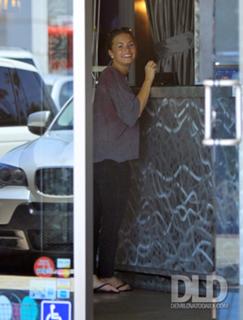 Demi Lovato feet photo thumbnail
