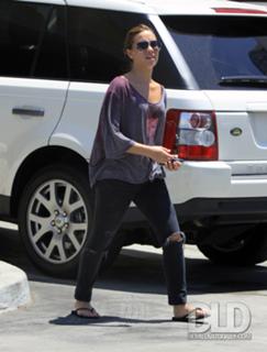 Demi Lovato feet photo thumbnail