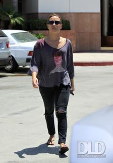 Demi Lovato feet photo thumbnail