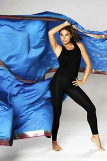 Isis Valverde feet photo thumbnail