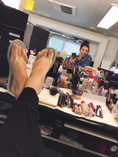 Hailee Steinfeld feet photo thumbnail