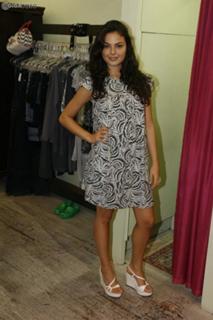 Isis Valverde feet photo thumbnail