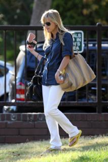 Reese Witherspoon feet photo thumbnail
