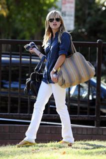 Reese Witherspoon feet photo thumbnail