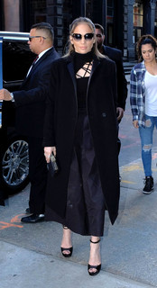 Jennifer Lopez feet photo thumbnail