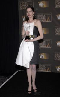 Anne Hathaway feet photo thumbnail