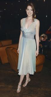Anne Hathaway feet photo thumbnail