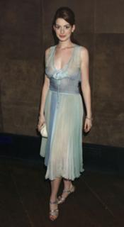 Anne Hathaway feet photo thumbnail