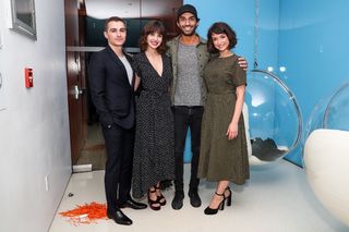 Alison Brie feet photo thumbnail