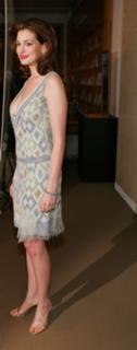 Anne Hathaway feet photo thumbnail