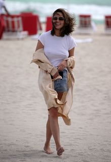 Chrissy Teigen feet photo thumbnail