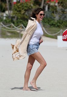 Chrissy Teigen feet photo thumbnail