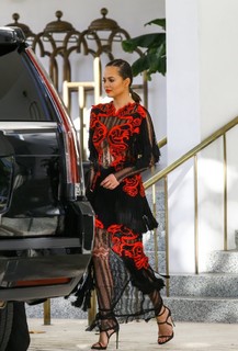 Chrissy Teigen feet photo thumbnail
