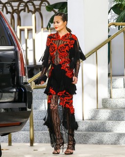 Chrissy Teigen feet photo thumbnail