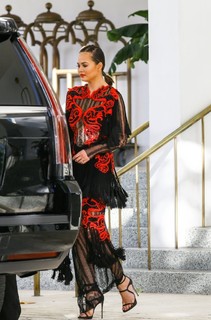 Chrissy Teigen feet photo thumbnail