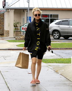 Kaley Cuoco feet photo thumbnail