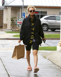 Kaley Cuoco feet photo thumbnail