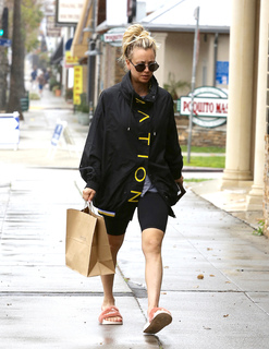 Kaley Cuoco feet photo thumbnail