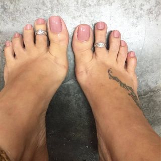 Karin Klemp feet photo thumbnail