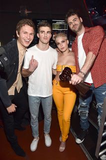Halsey feet photo thumbnail