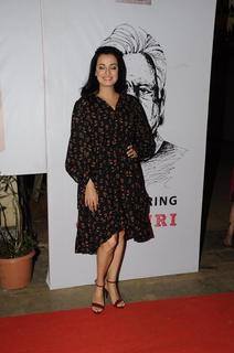 Dia Mirza feet photo thumbnail