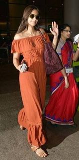 Sonam Kapoor feet photo thumbnail
