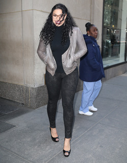 Jordin Sparks feet photo thumbnail