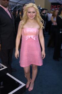 Hilary Duff feet photo thumbnail